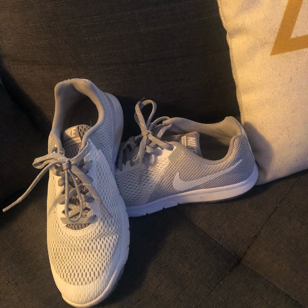 White Nike women’s running shoes sneakers - size 7